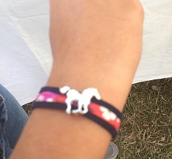 Un modèle de bracelet liberty sur poignet de petite fille