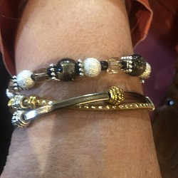 Deux bracelets cuir et perles