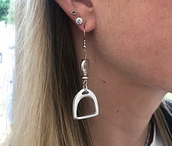 Boucle d’oreille étrier retravaillé