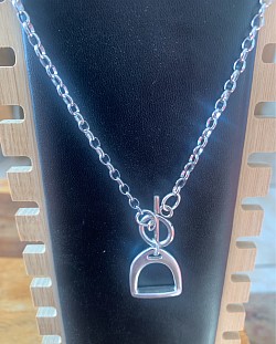 Petit pendentif étrier en plaqué argent