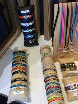 Bracelets cuirs exposés chez Arqana