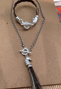 Bracelet et pendentif en crin de cheval .