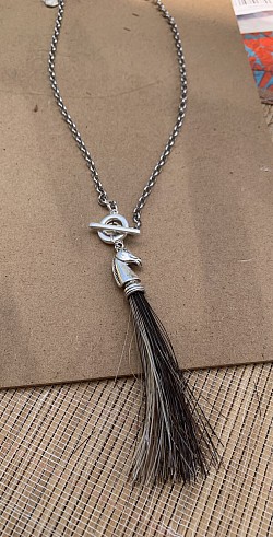 Bracelet tressé à la main et pendentif en crin de cheval