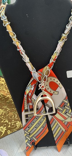 Foulard cravate avec pendentif Etrier