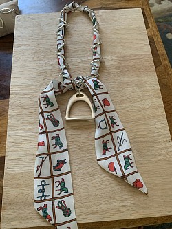Foulard cravate plaqué argent étrier