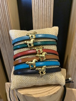 Petits chevaux montés en bracelet
