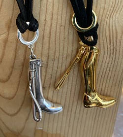 Pendentifs équestres , botte en plaqué argent monte sur chaîne ou cuir suédine
